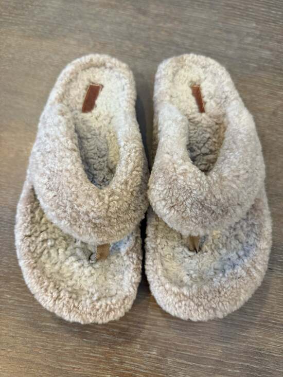 OluKai Shoes - OluKai Kīpe'a Heu Fuzzy Slipper Sandals Shoes Tan Cream Women  size 8
